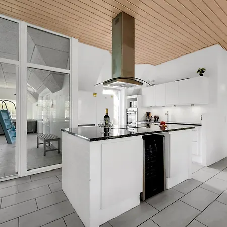 18-person Pool House With Hot Tub, Infrared Sauna And Activity *